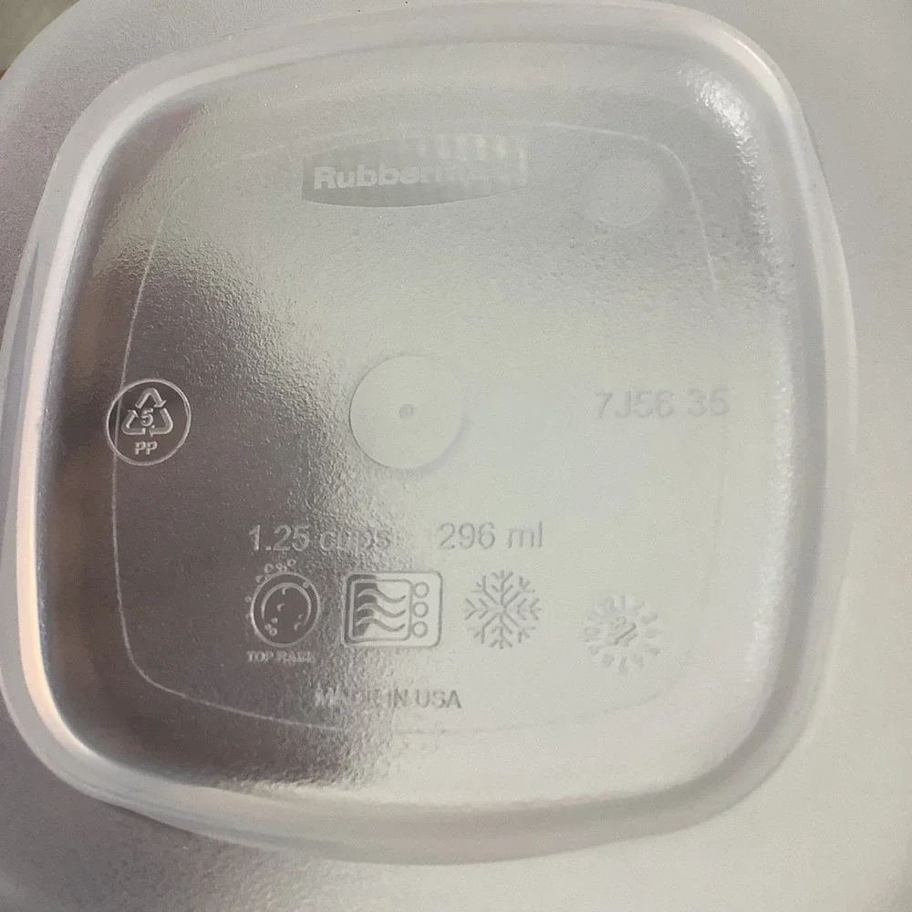 2 Rubbermaid Premier Square Food Storage Container 1.25 cups 7J5635 w/ Blue‎ Lid